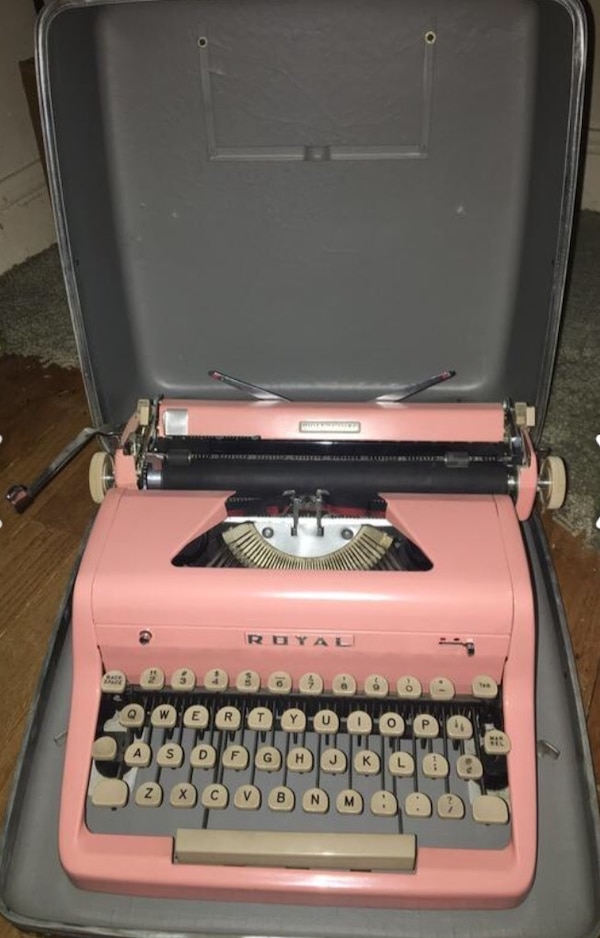 Royal quiet deluxe typewriter 1940